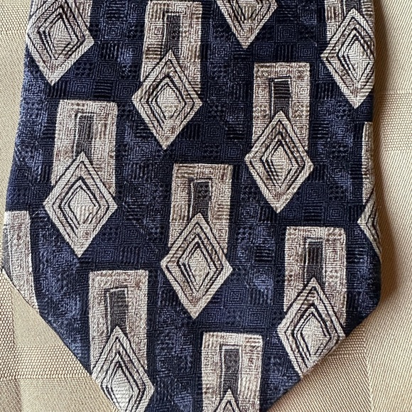 Geometric Patterned Tie in Black and Tan Made in USA All Silk 60” Long - Picture 2 of 6